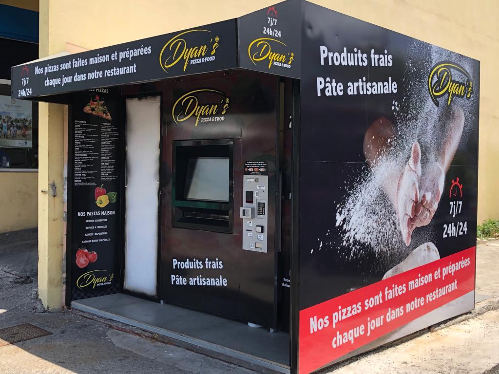 The latest design of frozen pizza vending machine, a manufacturer of cooked pizzas, automatically sells pizzas